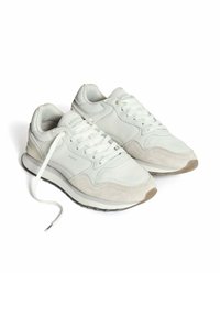 Sneaker bianche in pelle con accenti in suede taupe, design con allacciatura, sovrapposizioni testurizzate, suola in gomma e logo sulla linguetta.