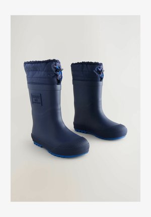 Marina gummistövlar med vadderad krage, justerbar dragsko, mönstrad sula och blå accenter. Slät yta och rundad tådesign.