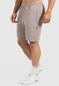 Pantalones cortos de mezcla de algodón gris claro con cinturilla elástica, cordón y bolsillos laterales; presenta un pequeño logo en la pierna.