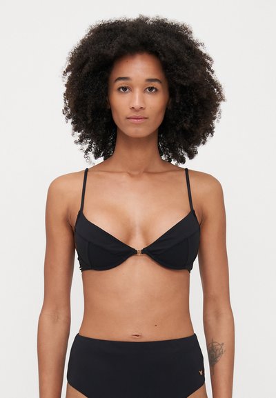 Czarny stanik bikini z cienkimi regulowanymi ramiączkami, formowanymi miseczkami i złotym zapięciem na środku. Gładki materiał o minimalistycznym designie.
