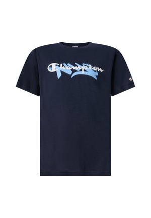 Granatowy t-shirt z krótkim rękawem z logo Champion w białym kolorze i jasnoniebieskim wzorem pociągnięć pędzla na piersi oraz małym logo na lewym rękawie.