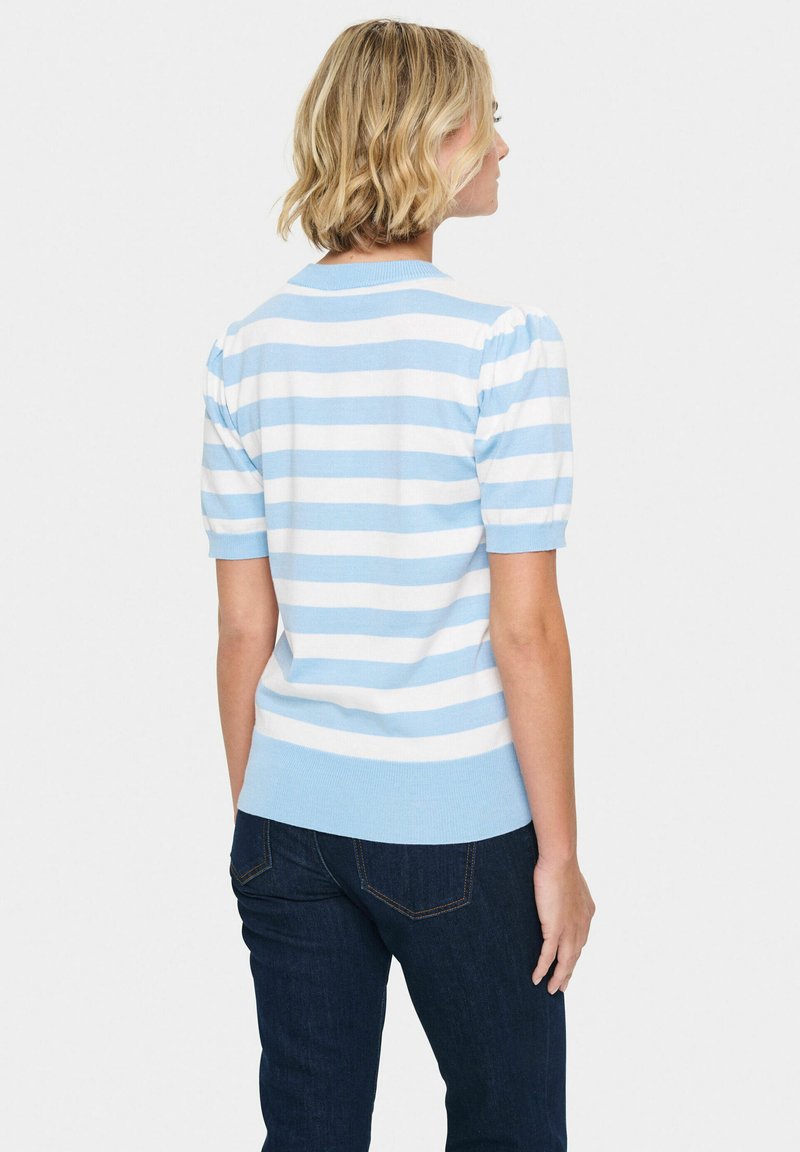 Jasnoniebieski i biały sweter z krótkim rękawem w paski, z dopasowanym dołem, delikatnie bufiastymi rękawami i okrągłym dekoltem.
