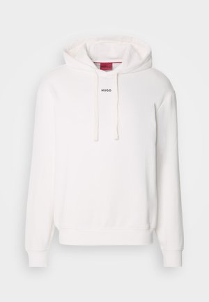 Fehér kapucnis felső hosszú ujjakkal, húzózsinórral a kapucniban, elülső kenguruzsebbe, és diszkrét „HUGO” logóval a mellkason. Puha textúrájú anyag.