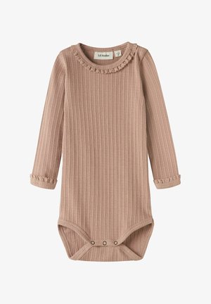 Geribbelde babybody met lange mouwen in poederroze, met drukknoopsluiting bij het kruis en gegolfde randjes aan de halslijn en manchetten.