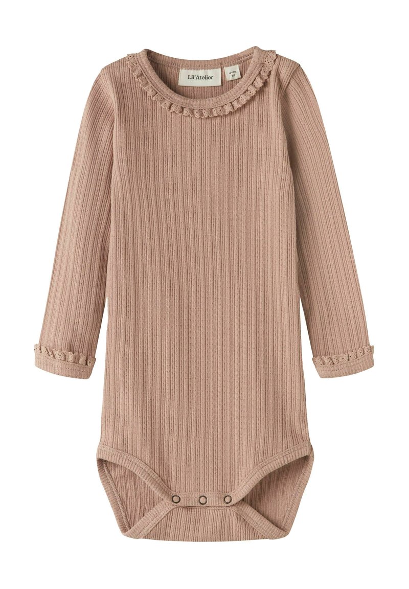 Body bébé à manches longues côtelé en rose poudré avec boutons-pression à l'entrejambe et bordure festonnée au niveau de l'encolure et des poignets.
