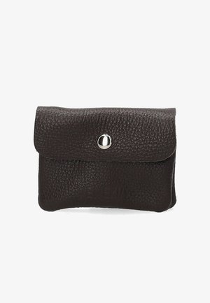 Braunem Lederportemonnaie mit strukturierter Oberfläche, abgerundeten Ecken, magnetischem Druckverschluss und geprägt Logo auf der Vorderseite. Kompakte rechteckige Form.