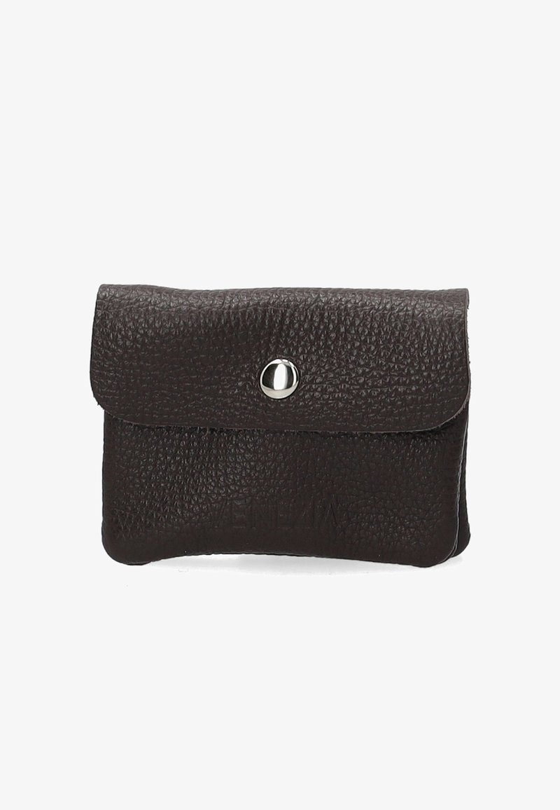 Braunem Lederportemonnaie mit strukturierter Oberfläche, abgerundeten Ecken, magnetischem Druckverschluss und geprägt Logo auf der Vorderseite. Kompakte rechteckige Form.