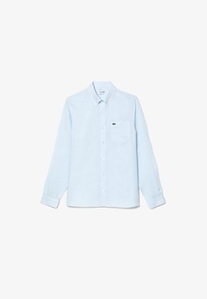Camicia button-up azzurro chiaro in cotone. Presenta un colletto, maniche lunghe e una tasca sul petto sinistro con un piccolo logo ricamato verde.