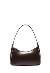 Borsa a mano in pelle marrone con una forma arrotondata, finitura lucida e borchie dorate lungo il bordo inferiore; dotata di una tracolla corta.