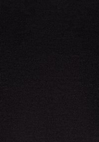 Czarna dzianina o gładkiej fakturze, z prążkowanym wzorem i jednolitym ubarwieniem, odpowiednia do różnych zastosowań tekstylnych.