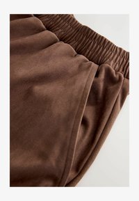 Vybrané, new chocolate brown