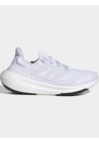 Chaussure de sport blanche avec une semelle épaisse, un design à lacets et une tige en maille texturée, vue de côté sur un fond clair uni.