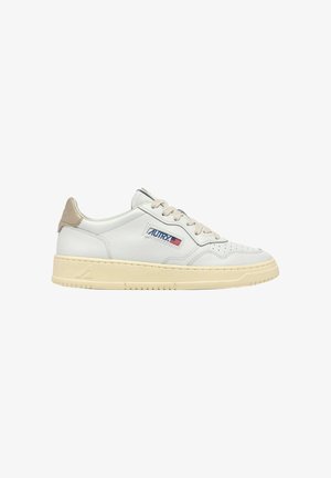 Sneaker in pelle bianca low-top con suola beige e lacci, punta traforata e logo Autry con bandiera americana sul lato.