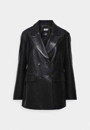 Schwarzer, doppelreihiger Blazer aus Leder mit großen Revers, zwei Knöpfen und Fronttaschen. Glatte Textur und maßgeschneiderte Passform. Markenetikett innen sichtbar.