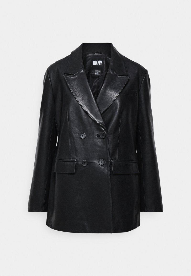 Blazer en cuir noir à double boutonnage avec larges revers, deux boutons et poches avant. Texture lisse et coupe ajustée. Étiquette de la marque visible à l'intérieur.