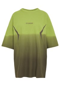 Oversized tričko v přechodu zelené do hnědé, vyrobené z texturované látky. Obsahuje malé logo na hrudi a kontrastní tmavé akcenty na rukávech.