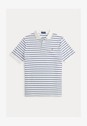 Hvit poloshorte med blå horisontale striper, korte ermer, tre-knappers slag og en liten brodert logo på venstre bryst.