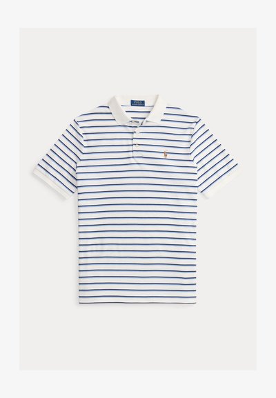 Λευκό πόλο πουκάμισο με μπλε οριζόντιες ρίγες, κοντά μανίκια, άνοιγμα με τρία κουμπιά και μικρό κεντητό λογότυπο στο αριστερό στήθος.