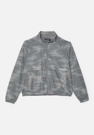 Jachetă ușoară gri, cu un model subtil periat, cu fermoar în față, manșete elastice și un buzunar frontal. Fabricată dintr-un material neted și respirabil.