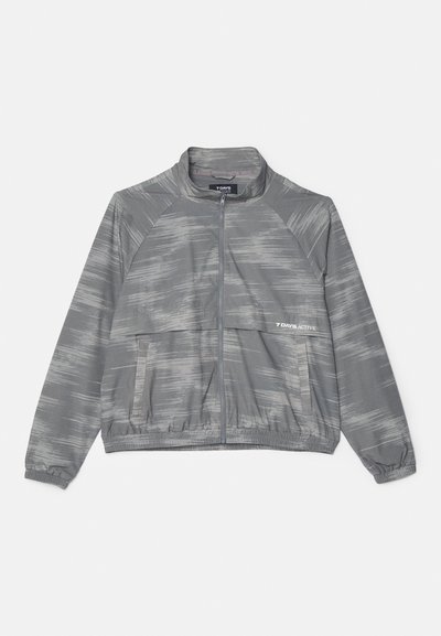 Szara, lekka kurtka z subtelnym, szczotkowanym wzorem, z zamkiem z przodu, elastycznymi mankietami i kieszenią z przodu. Wykonana z gładkiego, oddychającego materiału.