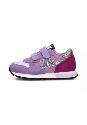 Sneakers in velcro con tomaia in suede viola, accenti rosa, dettaglio a stella argento e suola in gomma con battistrada nero a contrasto.