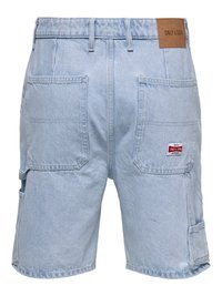 Short en denim bleu clair avec de larges poches arrière, poche latérale à boucle, passants de ceinture et étiquettes de marque "Only & Sons" à l'arrière et sur le côté.