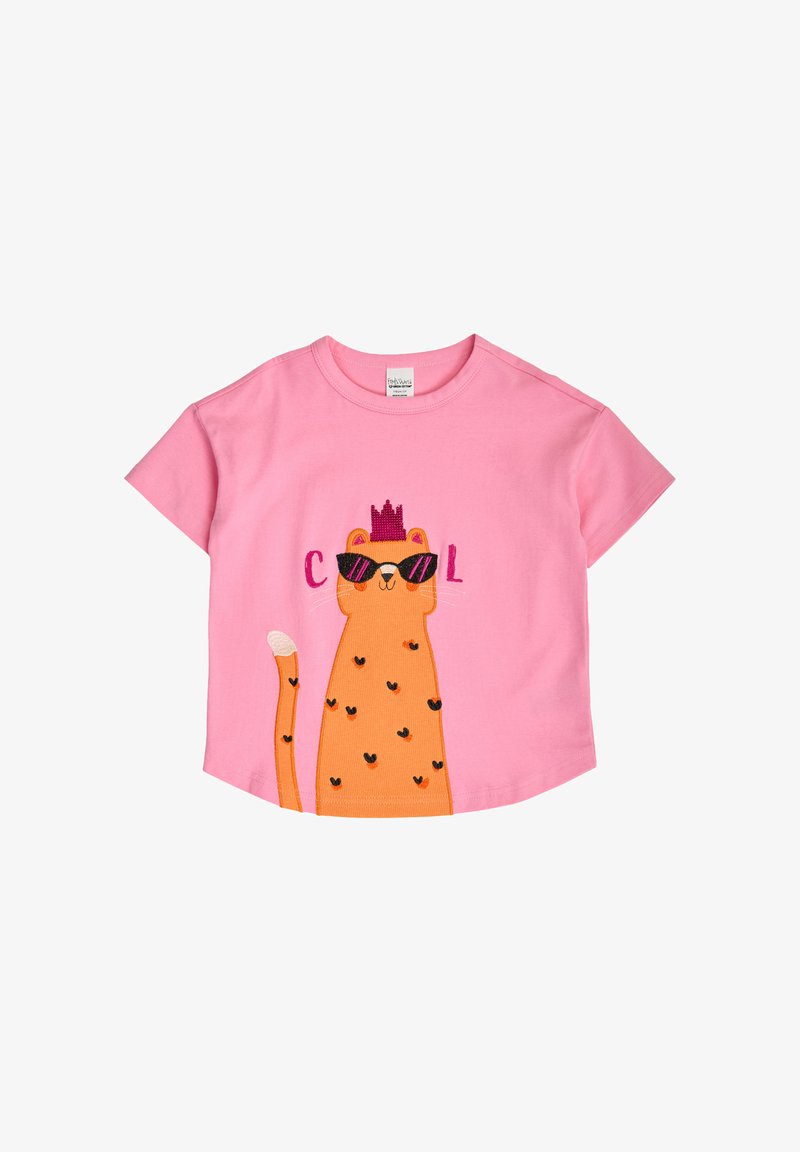 Lyserød børne T-shirt med en tegneserieorange kat, der bærer solbriller og en lilla krone, med teksten "COOL" på begge sider.