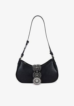 Bolso de mano de cuero negro con forma redondeada, que presenta un cierre decorativo de botón plateado y acentos de corte circular. Correa de hombro ajustable.