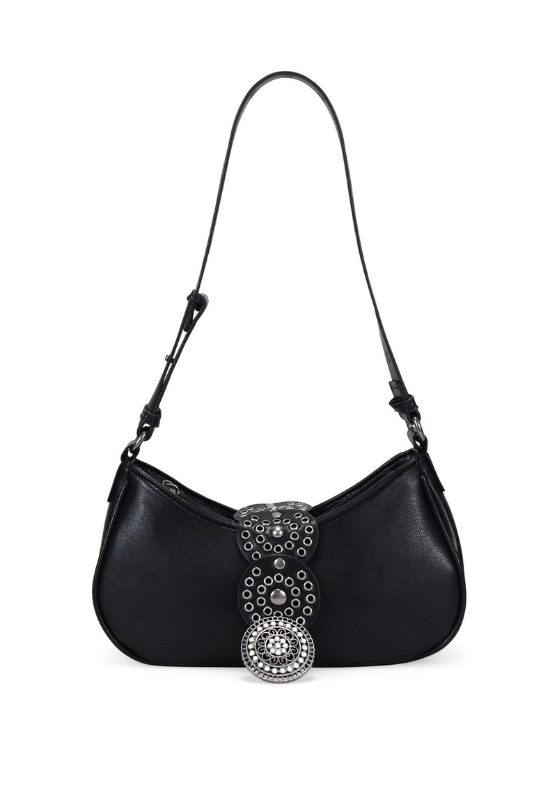 Bolso de mano de cuero negro con forma redondeada, que presenta un cierre decorativo de botón plateado y acentos de corte circular. Correa de hombro ajustable.