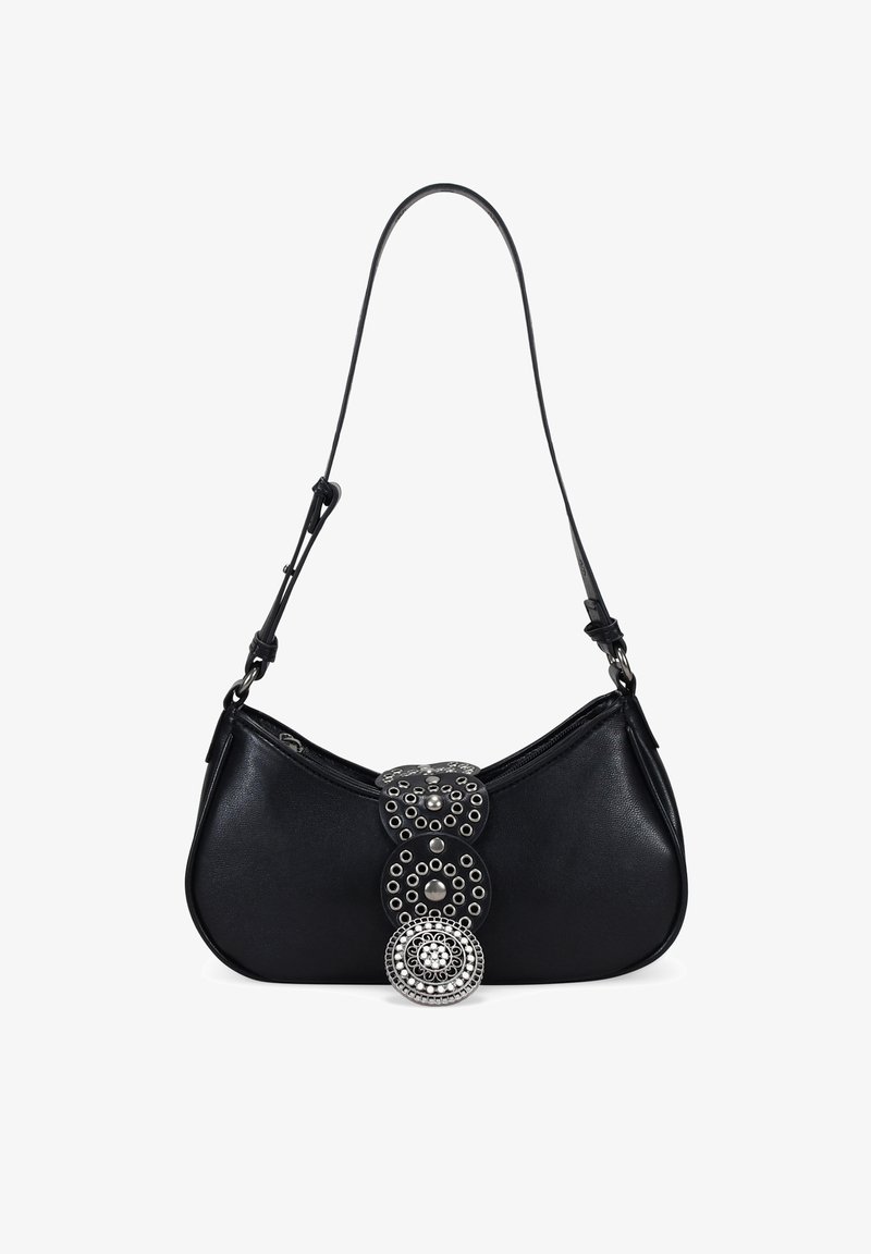 Bolso de mano de cuero negro con forma redondeada, que presenta un cierre decorativo de botón plateado y acentos de corte circular. Correa de hombro ajustable.