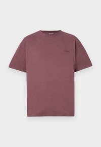 Bawełniany t-shirt z okrągłym dekoltem w stonowanym odcieniu burgundu, z krótkimi rękawami. Posiada małe czarne logo na lewej stronie klatki piersiowej.