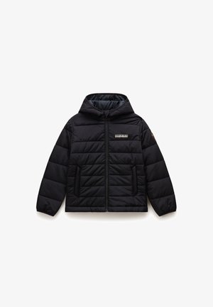 Giacca a vento nera con cappuccio, dotata di chiusura a zip e due tasche frontali. Design imbottito con cuciture visibili e dettaglio del logo sul petto sinistro.
