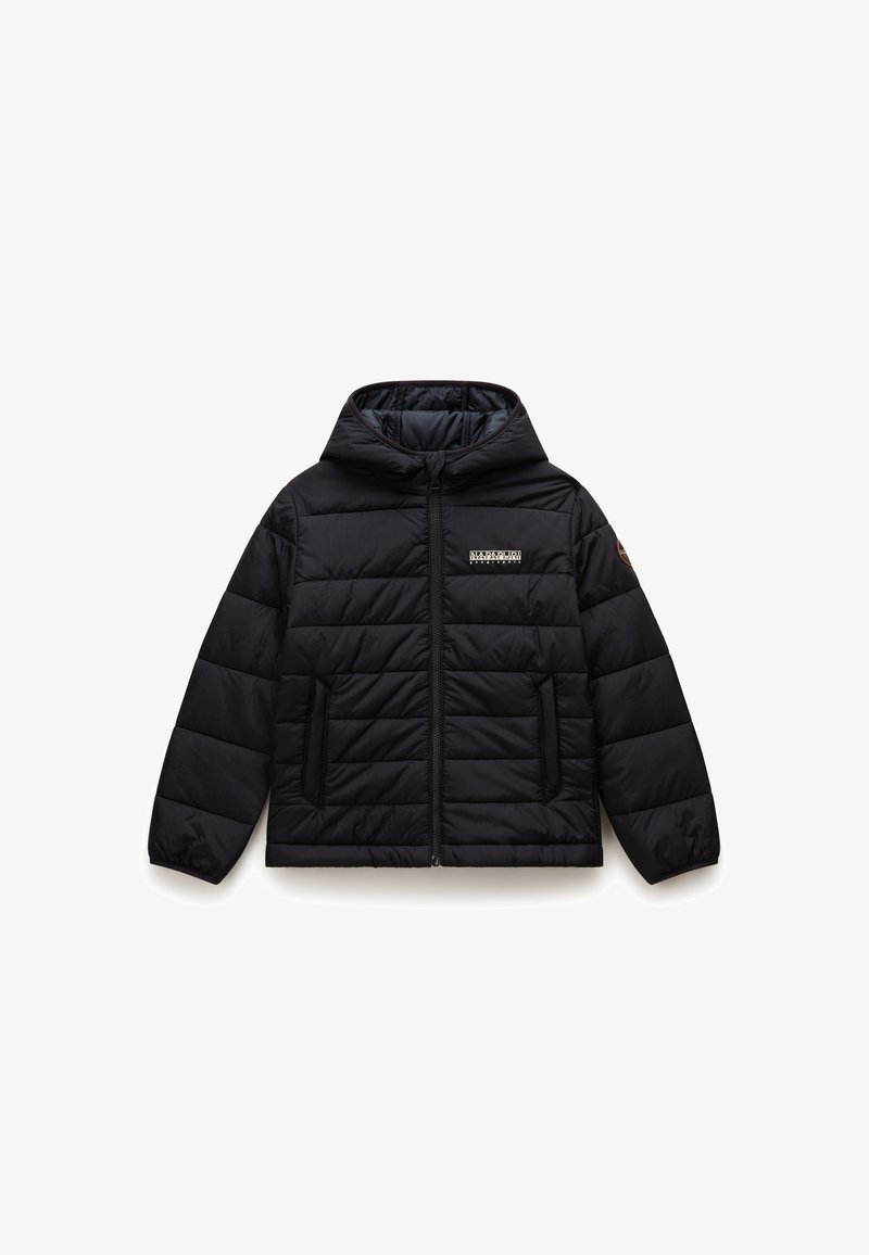 Melnā pūkaina jaka ar kapuci, kurai ir rāvējslēdzēja aizdare un divas priekšējās kabatas. Pūtuma dizains ar redzamām šuvēm un logotipa detaļu kreisajā krūtīs.