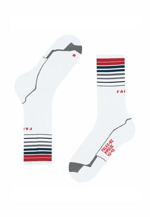 Witte sokken met grijze, marineblauwe en rode strepen, met een naadloos ontwerp. Gemarkeerd met "FALKE BC IMPULSE" op de zool.