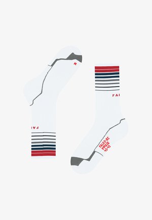 Weiße Socken mit grauen, marineblauen und roten Streifen, mit nahtlosem Design. Mit "FALKE BC IMPULSE" auf der Sohle gekennzeichnet.