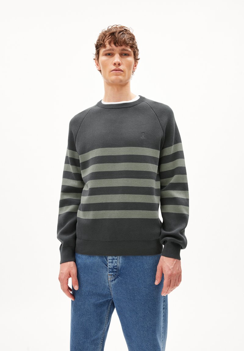 Dunkelgrauer Strickpullover mit horizontalen olivgrünen Streifen, Raglanärmeln, Rundhalsausschnitt und geripptem Saum. Verfügt über ein kleines Emblem auf der Brust.