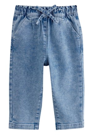 Jasnoniebieskie dżinsowe spodnie dla małych dzieci z elastycznym pasem, przednimi kieszeniami oraz wiązanym sznurkiem w talii.