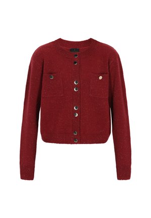 Czerwona dziergana kardigan z okrągłym dekoltem, dwiema przednimi kieszeniami i metalowym zapięciem. Teksturowana tkanina oraz ściągacze przy mankietach i u dołu.