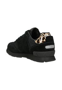 Černé semišové tenisky s síťovinovými panely, akcentem v leopardím vzoru na patě a texturovanou gumovou podrážkou. Reflexní detail na zadní straně.
