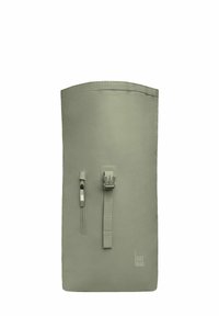 Zielony wodoodporny plecak typu roll-top o gładkiej fakturze, z boczną kieszenią na zamek, regulowanym paskiem z taśmy oraz detalem logo z przodu.