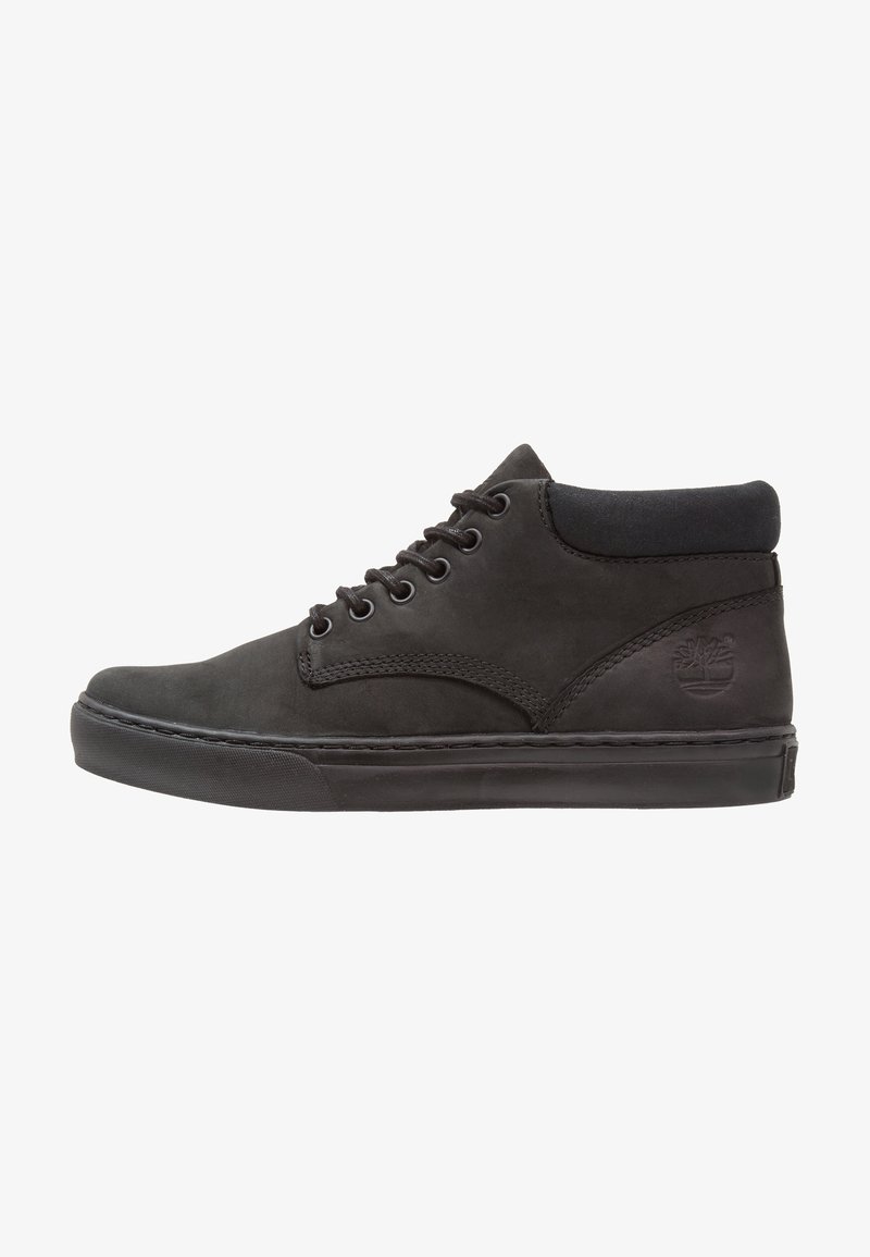Baskets montantes noires avec col rembourré, fermeture à lacets sur le devant, semelle en caoutchouc et logo embossé sur le côté du talon.
