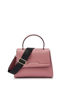 Borsa in pelle rosa con finitura testurizzata, forma rettangolare, manico superiore e tracolla nera rimovibile con una fibbia dorata.