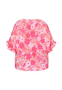 Blusa floreale rosa con maniche corte e volant. Presenta un vivace motivo di vari fiori, realizzata in tessuto leggero e testurizzato.