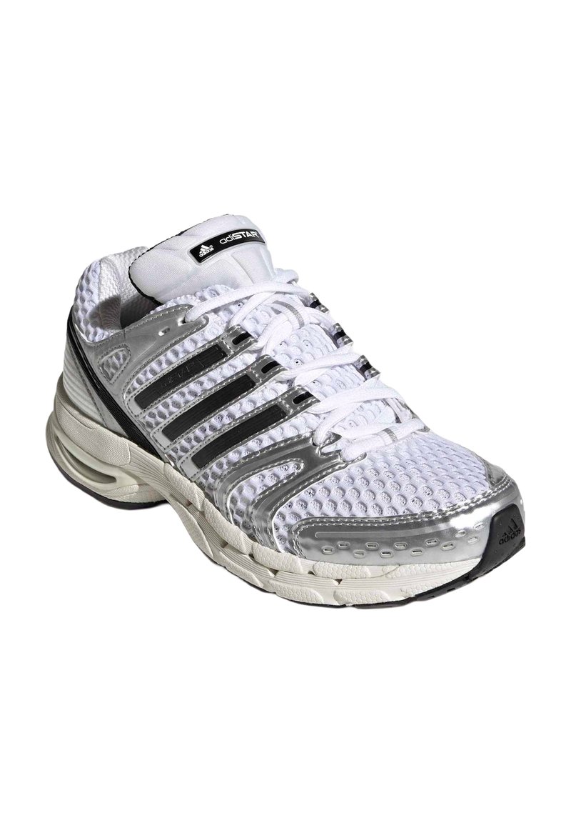 Chaussure de course Adidas blanche et argentée avec tige en mesh, bandes de logo noires, lacets et semelle rembourrée, positionnée en angle pour montrer l'avant et le côté.