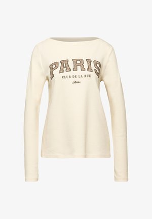 T-shirt crème à manches longues avec un col rond et un texte graphique "PARIS CLUB DE LA RUE" en marron, avec un motif léopard subtil sur les lettres.
