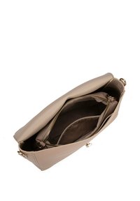 Borsa a mano in pelle beige con design piatto, compartimenti con zip e hardware in tonalità oro. L'interno presenta diverse tasche.