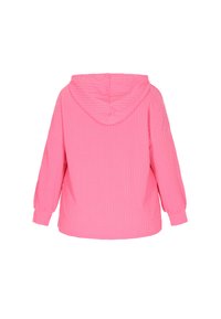 Felpa rosa a coste con superficie testurizzata, vestibilità oversize, maniche lunghe e cappuccio con coulisse. La vista posteriore mostra i dettagli delle cuciture.