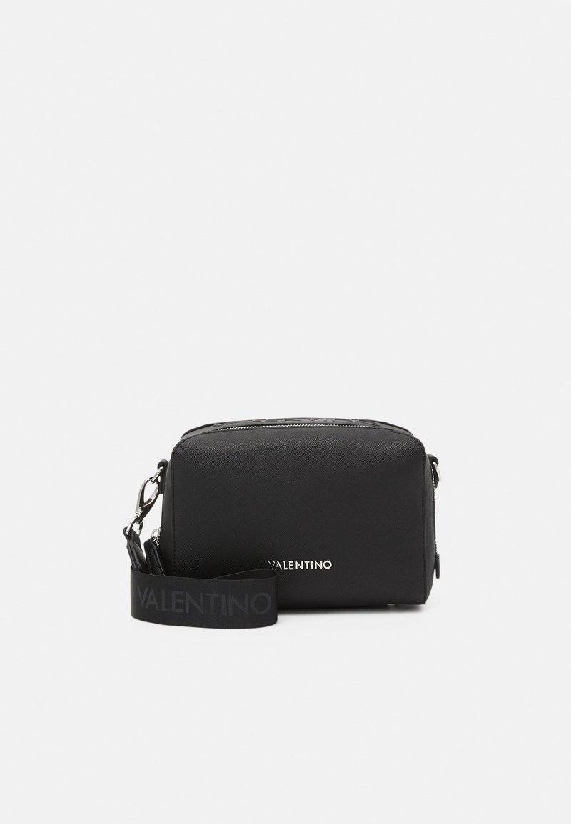 Černá obdélníková crossbody taška s texturovaným syntetickým materiálem, stříbrným kováním, zipovým uzávěrem a nastavitelným popruhem s potiskem loga.