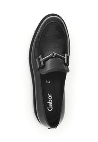 Zwarte leren instapschoenen met een glanzende afwerking, voorzien van een platte zool, ronde neus en decoratieve hardware-accenten. 'Gabor'-logo zichtbaar aan de binnenkant.