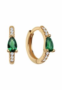 Złote kolczyki w kształcie obręczy posiadają kroplowy zielony kamień szlachetny oraz pięć małych przezroczystych kamieni umieszczonych z przodu dla dodatkowego zdobienia.